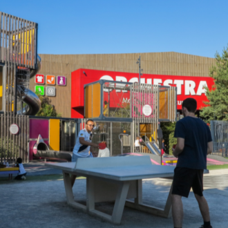 photo représentant les activités à faire à Shopping Promenade Arles avec des des personnes en train de jouer au ping-pong