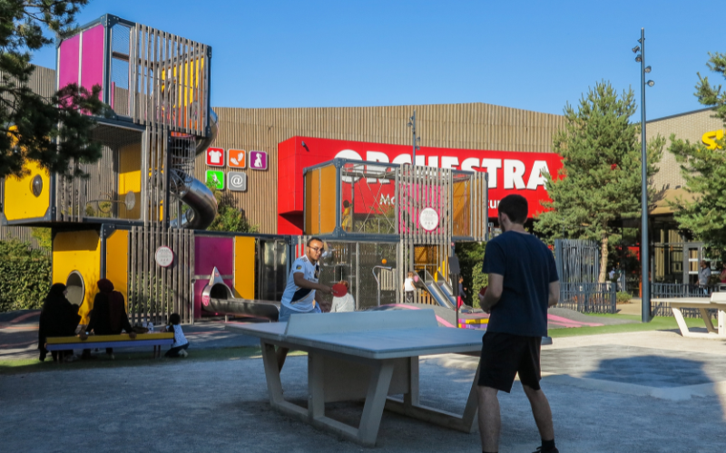photo représentant les activités à faire à Shopping Promenade Arles avec des des personnes en train de jouer au ping-pong